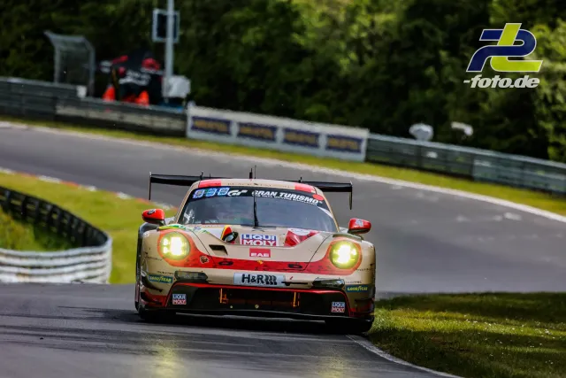 Porsche 911 GT3 R in grau-roter Lackierung mit Liqui Moly- und H&R-Sponsoring während des Qualifyings auf der Nürburgring-Nordschleife.