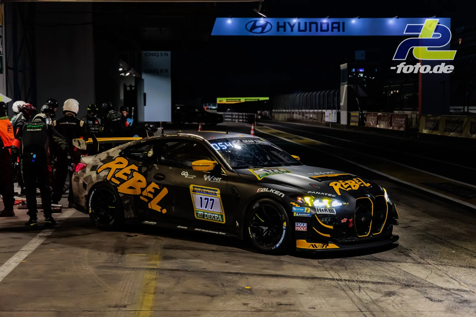 BMW M4 GT4 EVO #177 von AV Racing by Black Falcon bei nächtlichem Boxenstopp während des 24h-Rennens am Nürburgring.