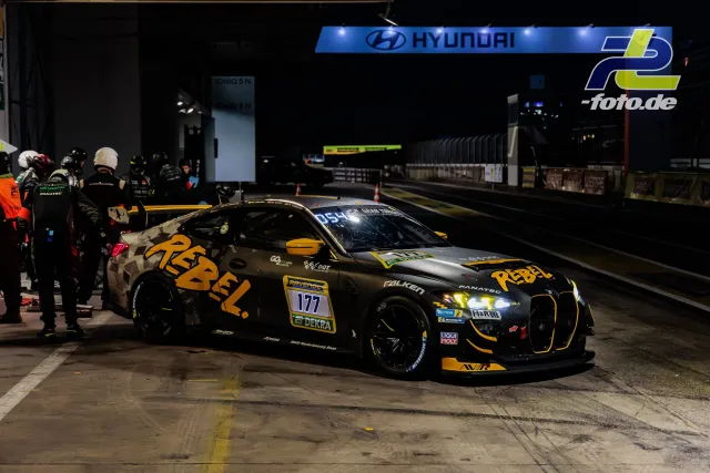 BMW M4 GT3 mit Startnummer 177 bei nächtlichem Boxenstopp während des 24h-Rennens am Nürburgring.