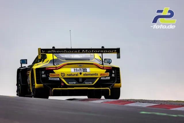 Gelber Aston Martin GT-Rennwagen von Walkenhorst Motorsport über einer Kuppe auf dem Nürburgring beim 24-Stunden-Rennen 2026.