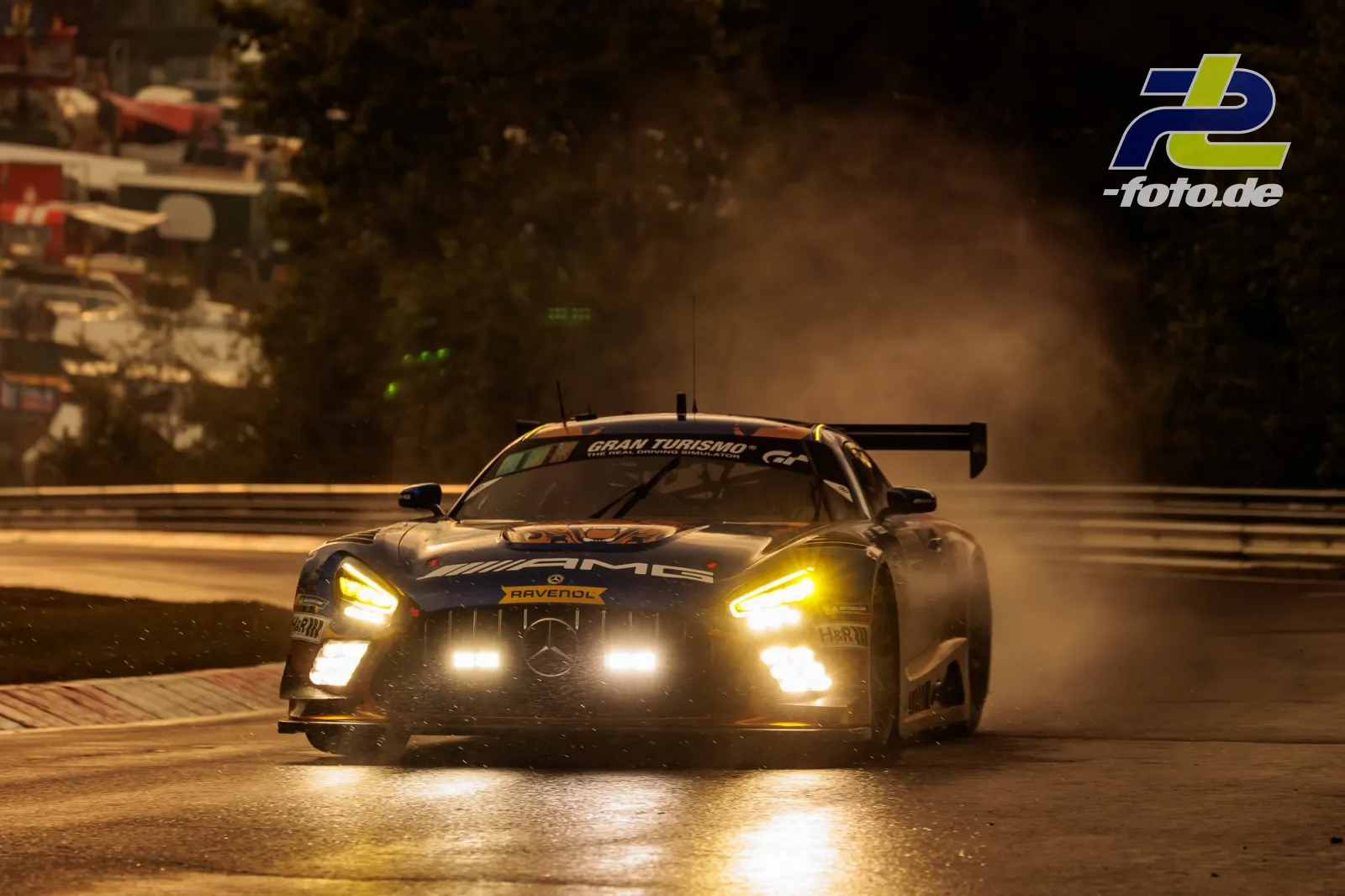 Mercedes-AMG GT3 von Winward Racing bei Nacht auf nasser Strecke beim 24h-Rennen Nürburgring Qualifying mit eingeschalteten Scheinwerfern.