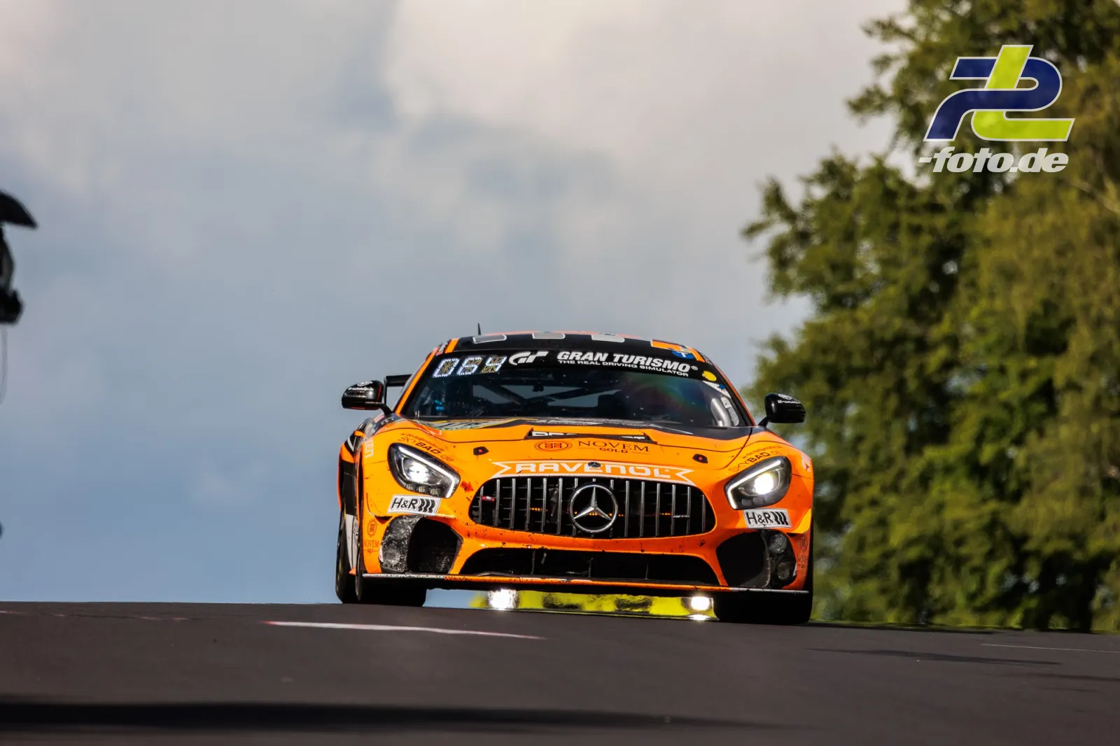 Orange-schwarzer Mercedes-AMG GT4 mit Startnummer 6 beim Kuppensprung auf der Nordschleife während des 24h-Rennens.
