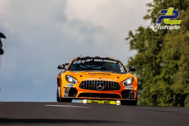 Orange-schwarzer Mercedes-AMG GT4 mit Startnummer 6 beim Kuppensprung auf der Nordschleife während des 24h-Rennens.
