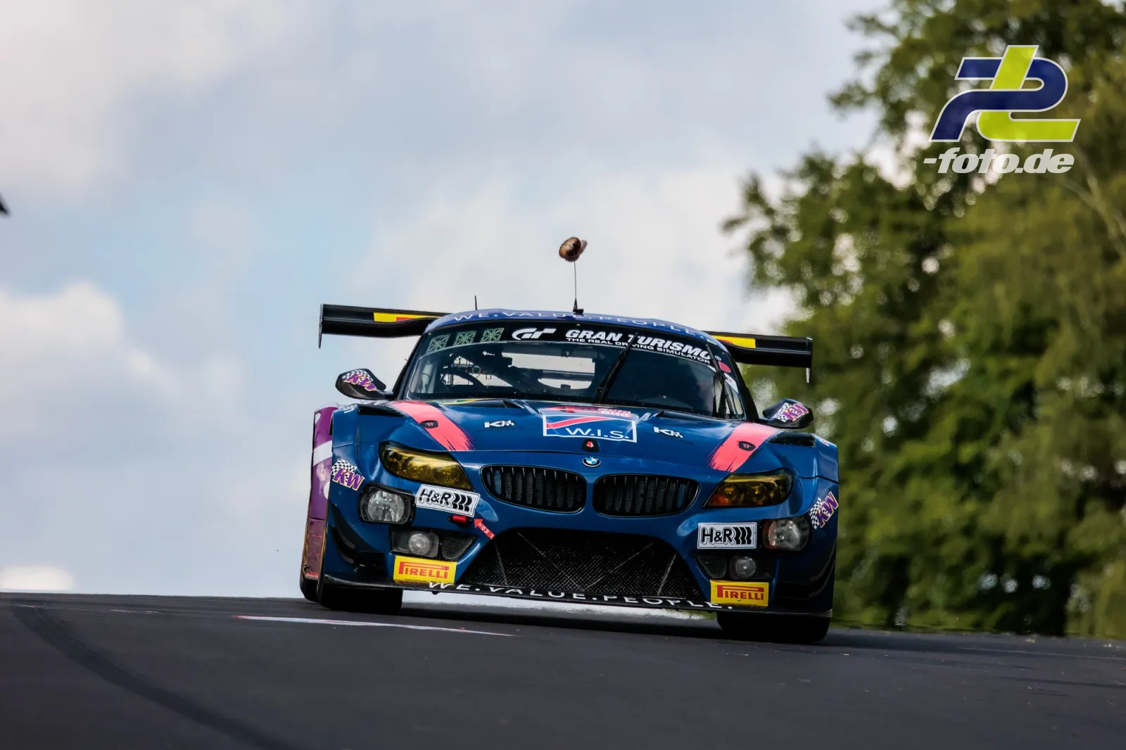 BMW E89 Z4 GT3 in Blau und Rosa über eine Kuppe auf der Nürburgring-Nordschleife während des 24-Stunden-Rennens 2026.