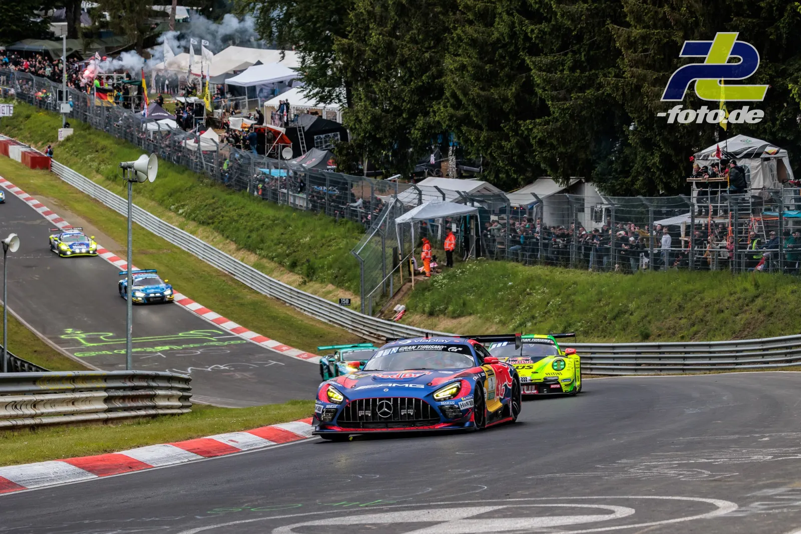 Mercedes-AMG GT3 #3 von Winward Racing während des 24h-Rennens auf der Nürburgring-Nordschleife, gefolgt von weiteren GT3-Fahrzeugen.