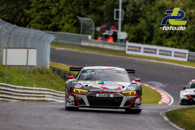 Audi R8 LMS GT3 in schwarz-weiß-roter Lackierung auf der Nordschleife des Nürburgrings während des Qualifyings zum 24-Stunden-Rennen.