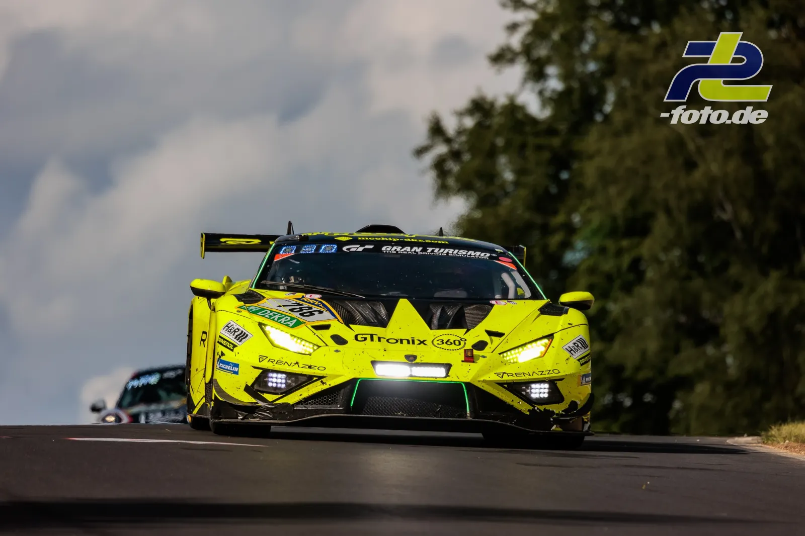 Lamborghini Huracan GT3 EVO2 #786 von Renazzo Motorsport in neongelber Lackierung auf der Nordschleife beim 24h-Rennen Nürburgring 2026.