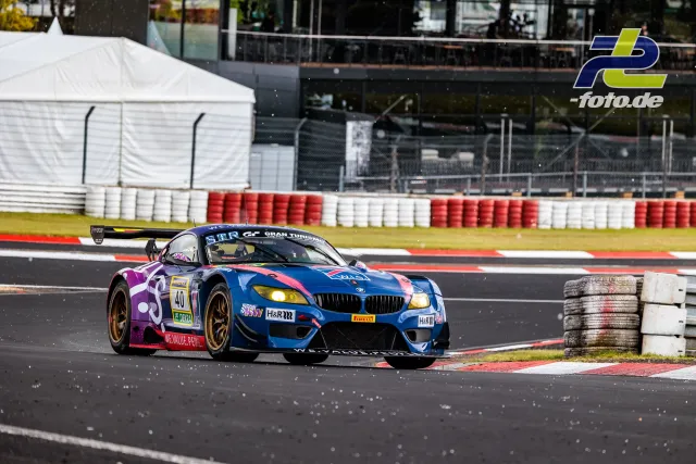 BMW Z4 GT3 Nr. 40 fährt durch eine Kurve auf dem Nürburgring während des Qualifyings zum 24-Stunden-Rennen.