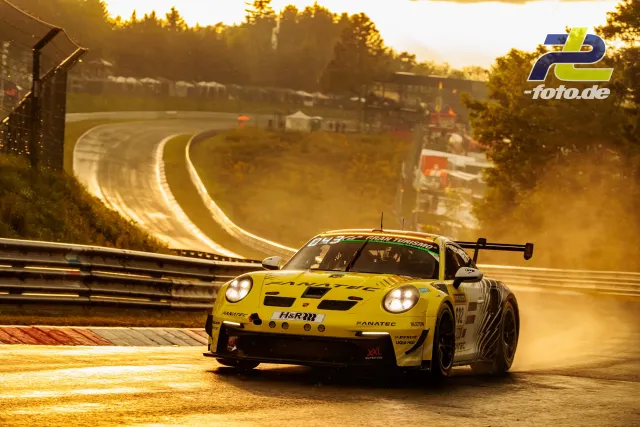 Porsche 911 GT3 R im goldenen Abendlicht auf der Nordschleife während des 24h-Rennens Qualifyings. Dramatische Gegenlicht-Atmosphäre.