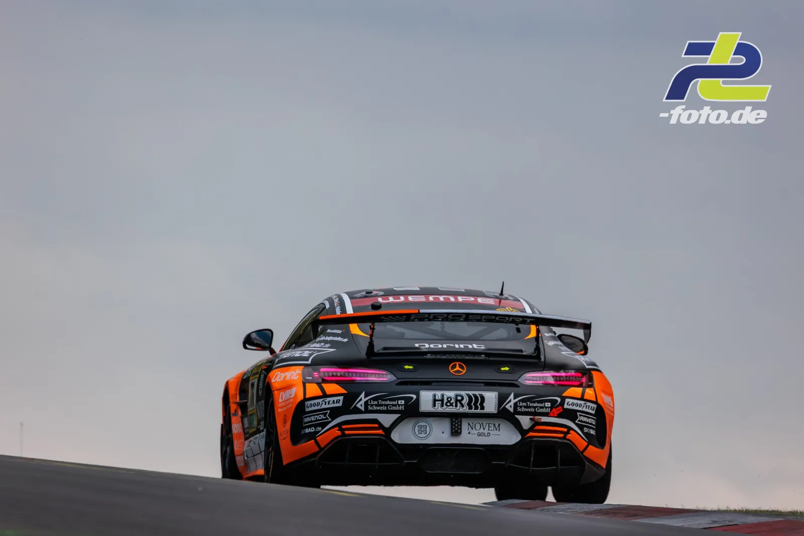 Mercedes-AMG GT4 #176 von PROsport racing in orange-schwarzer Lackierung auf einer Kuppe des Nürburgrings beim 24h-Rennen 2026.