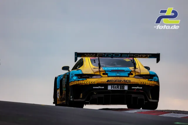 Mercedes-AMG GT3 in Gelb-Blau-Schwarz über einer Kuppe auf dem Nürburgring während des 24-Stunden-Rennens 2026.