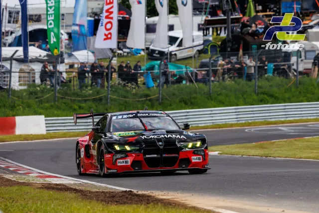 BMW M4 GT3 in schwarz-roter Yokohama-Lackierung auf der Nürburgring-Nordschleife während des Qualifyings zum 24h-Rennen 2026.