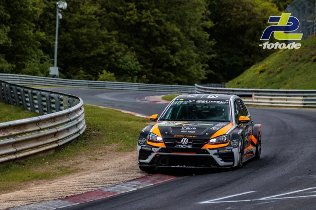 VW Golf auf der Nordschleife während des ADAC RAVENOL 24h Rennens am Nürburgring.