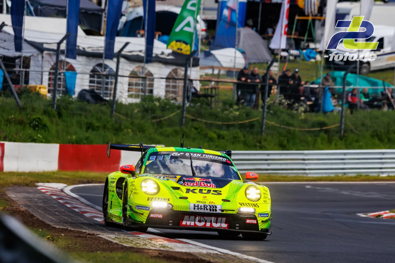 Neongelber Porsche 911 GT3 R #911 mit KÜS- und Red Bull-Sponsoring auf der Nordschleife während des 24h-Rennen Qualifyings.