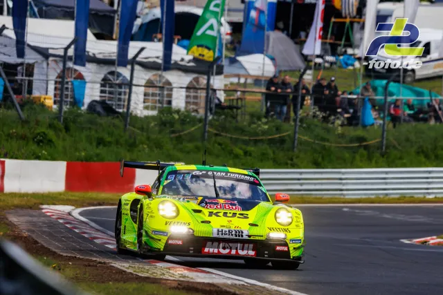 Neongelber Porsche 911 GT3 R #911 mit KÜS- und Red Bull-Sponsoring auf der Nordschleife während des 24h-Rennen Qualifyings.