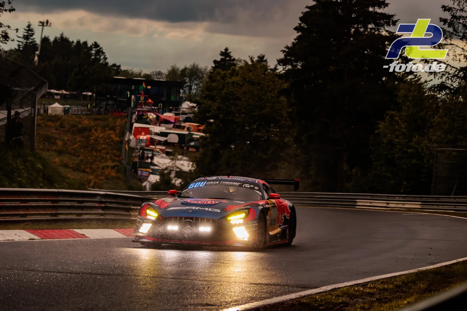 Mercedes-AMG GT3 des Winward Racing Teams fährt bei nasser Fahrbahn mit Scheinwerferlicht während des Qualifyings auf der Nordschleife.