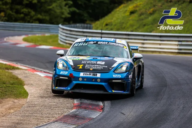 Porsche Cayman GT4 in Kurve auf der Nordschleife während des 24h-Rennens am Nürburgring
