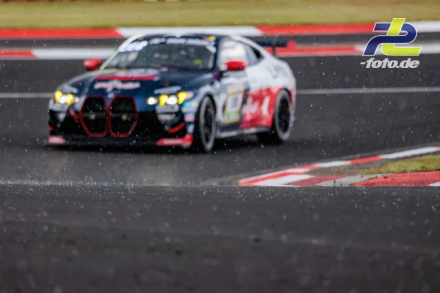 BMW M4 GT3 mit markanter Nierengrill-Lackierung bei Regen im Qualifying auf dem Nürburgring