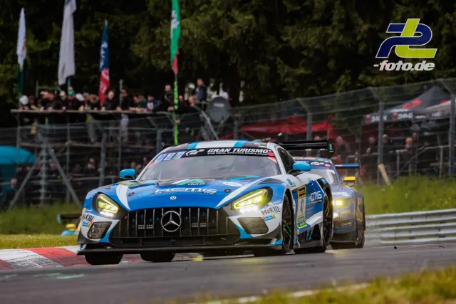 Mercedes-AMG GT3 in blau-weißer Lackierung fährt auf der Nürburgring-Nordschleife beim 24h-Rennen.