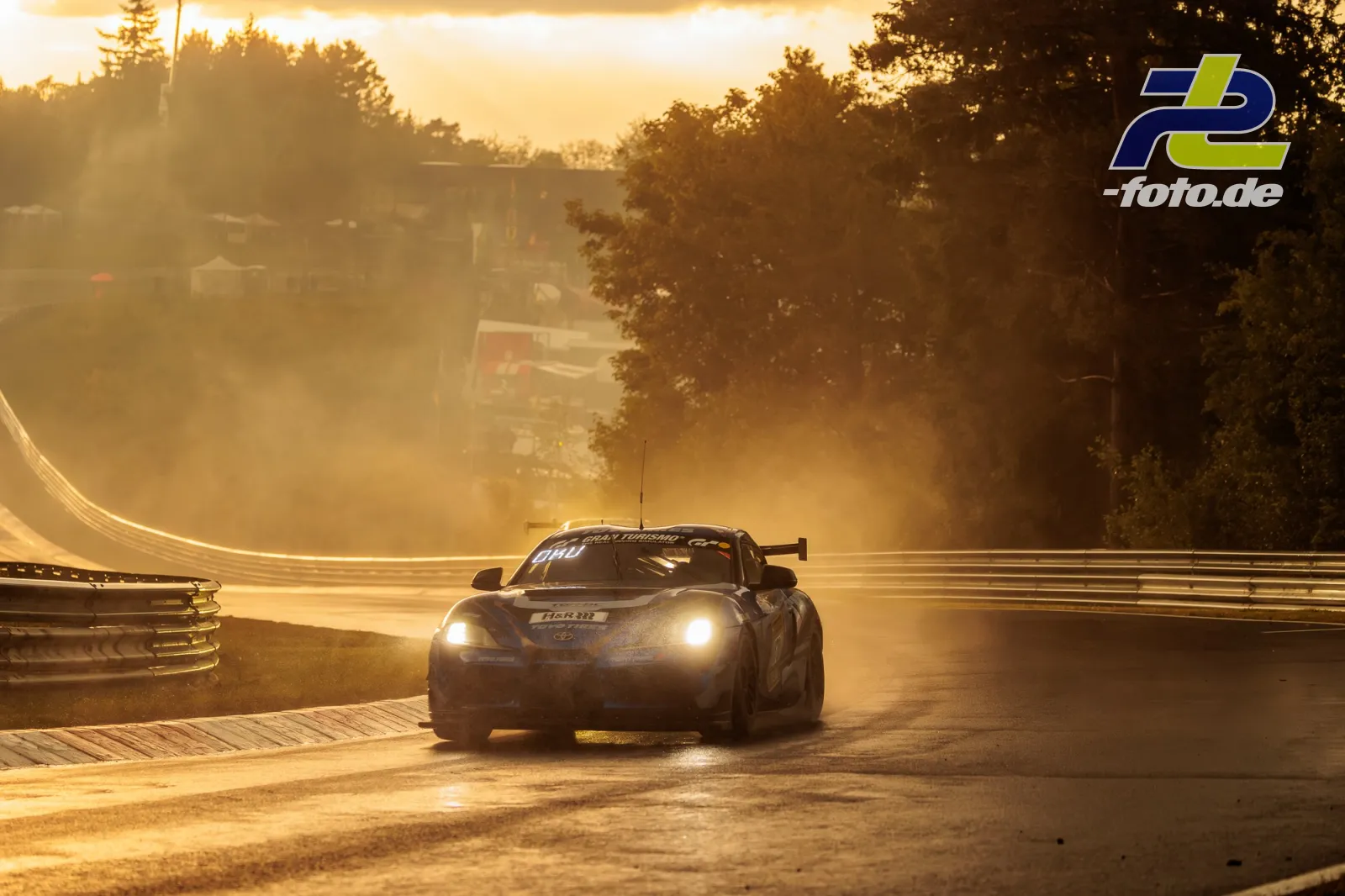 Porsche Cayman GT4 auf der Nordschleife im goldenen Abendlicht, Gegenlicht mit Dunst und Leitplanke