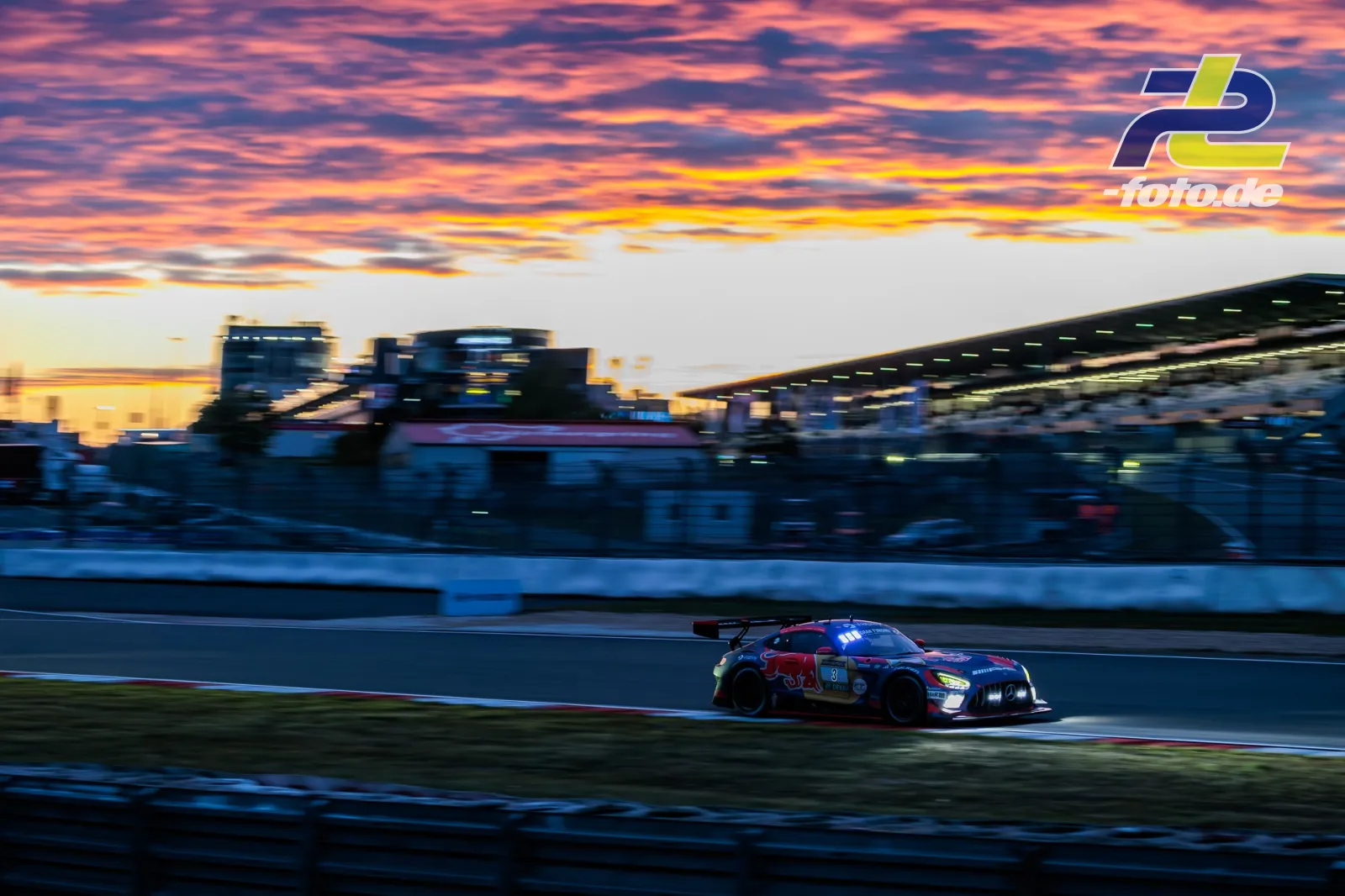 Mercedes-AMG GT3 von Winward Racing bei Abenddämmerung auf dem Nürburgring während des 24h-Rennens unter spektakulärem Sonnenuntergangshimmel
