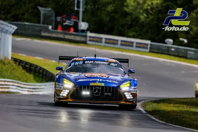 Mercedes-AMG GT3 in blau-orange auf nasser Strecke bei den Qualifyings zum ADAC RAVENOL 24h Nürburgring