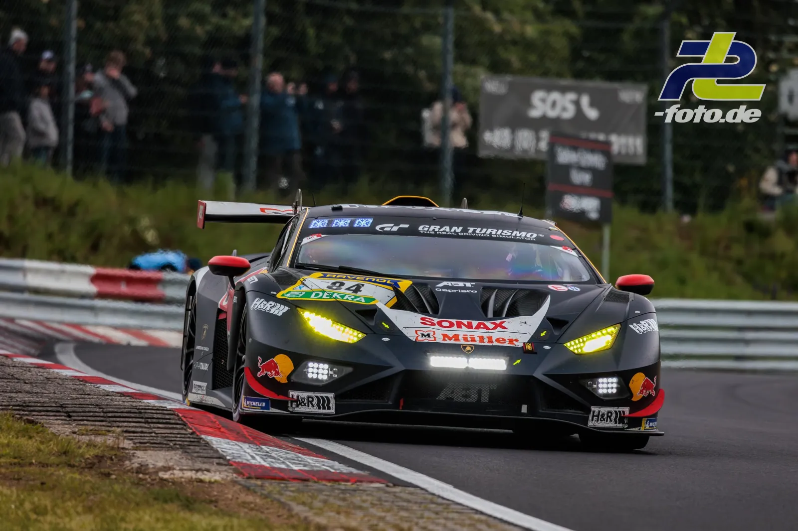 Lamborghini Huracan GT3 EVO2 #84 des Red Bull Team ABT auf der Nordschleife beim 24h-Rennen am Nürburgring.