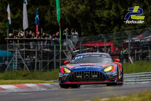 Mercedes-AMG GT3 in blau-roter Red Bull-Lackierung während des 24h-Rennens auf der Nürburgring-Nordschleife.