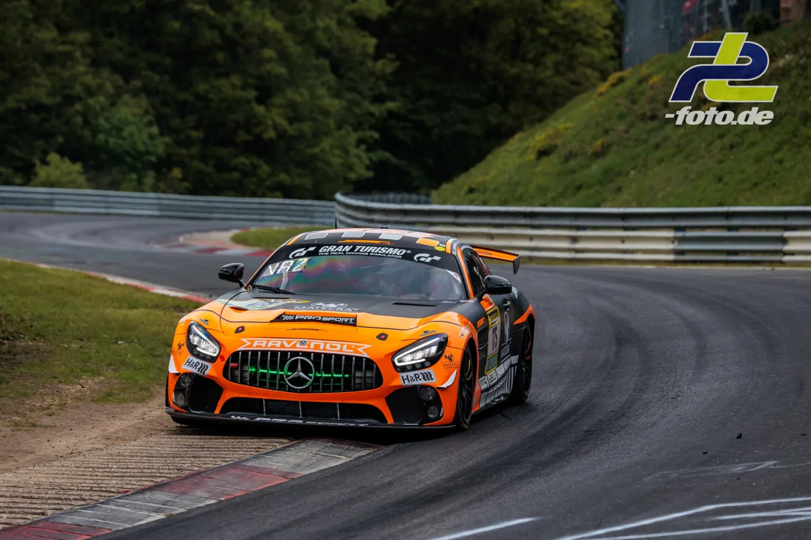 Mercedes-AMG GT4 in orange-schwarzer RAVENOL-Lackierung während des 24h-Rennens auf der Nordschleife