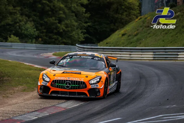 Mercedes-AMG GT4 in orange-schwarzer RAVENOL-Lackierung während des 24h-Rennens auf der Nordschleife