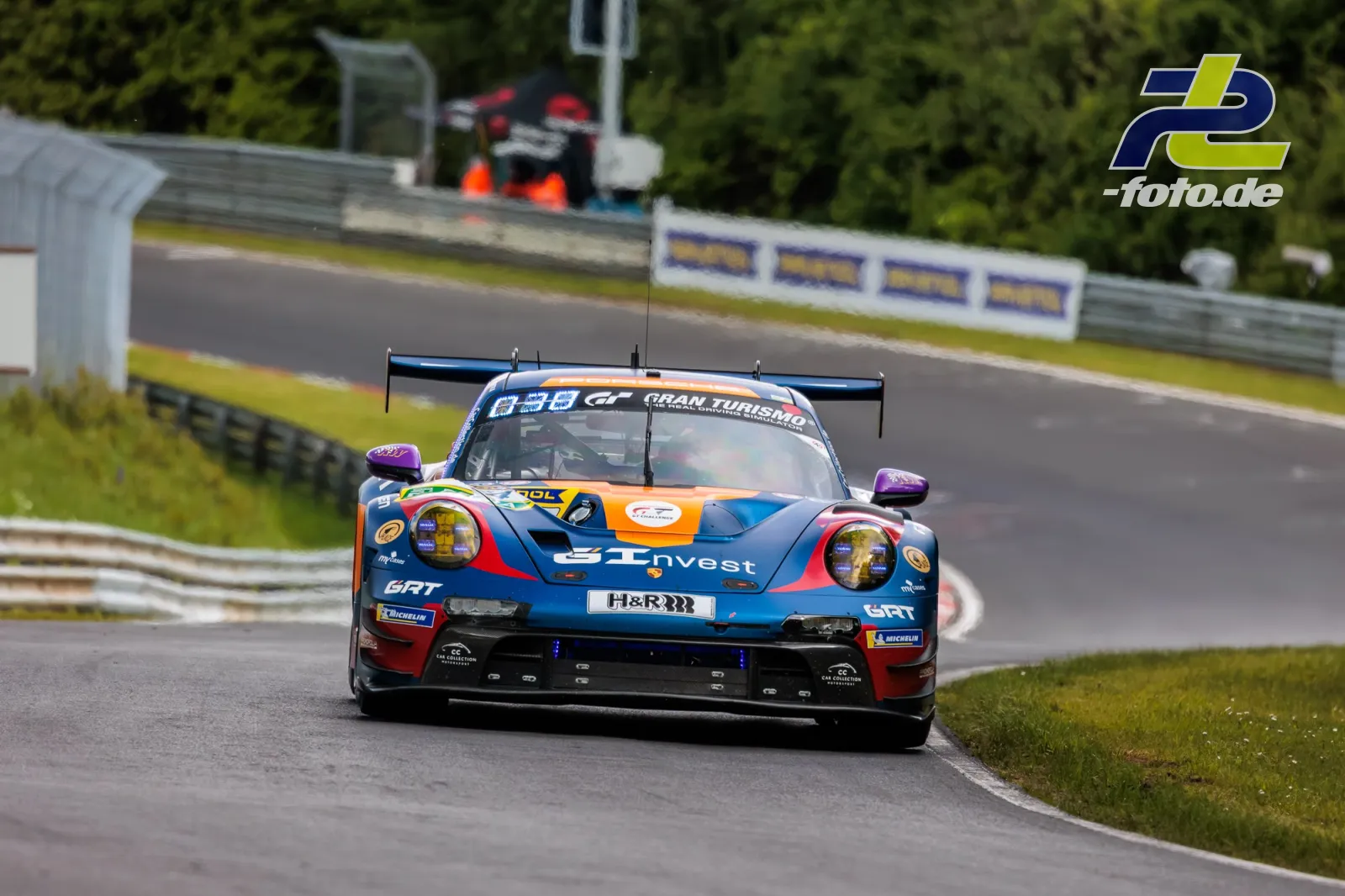 Porsche 911 GT3 R #4 von Goroyan RT by Car Collection im Qualifying zum 24h-Rennen Nürburgring in einer Kurve der Nordschleife.