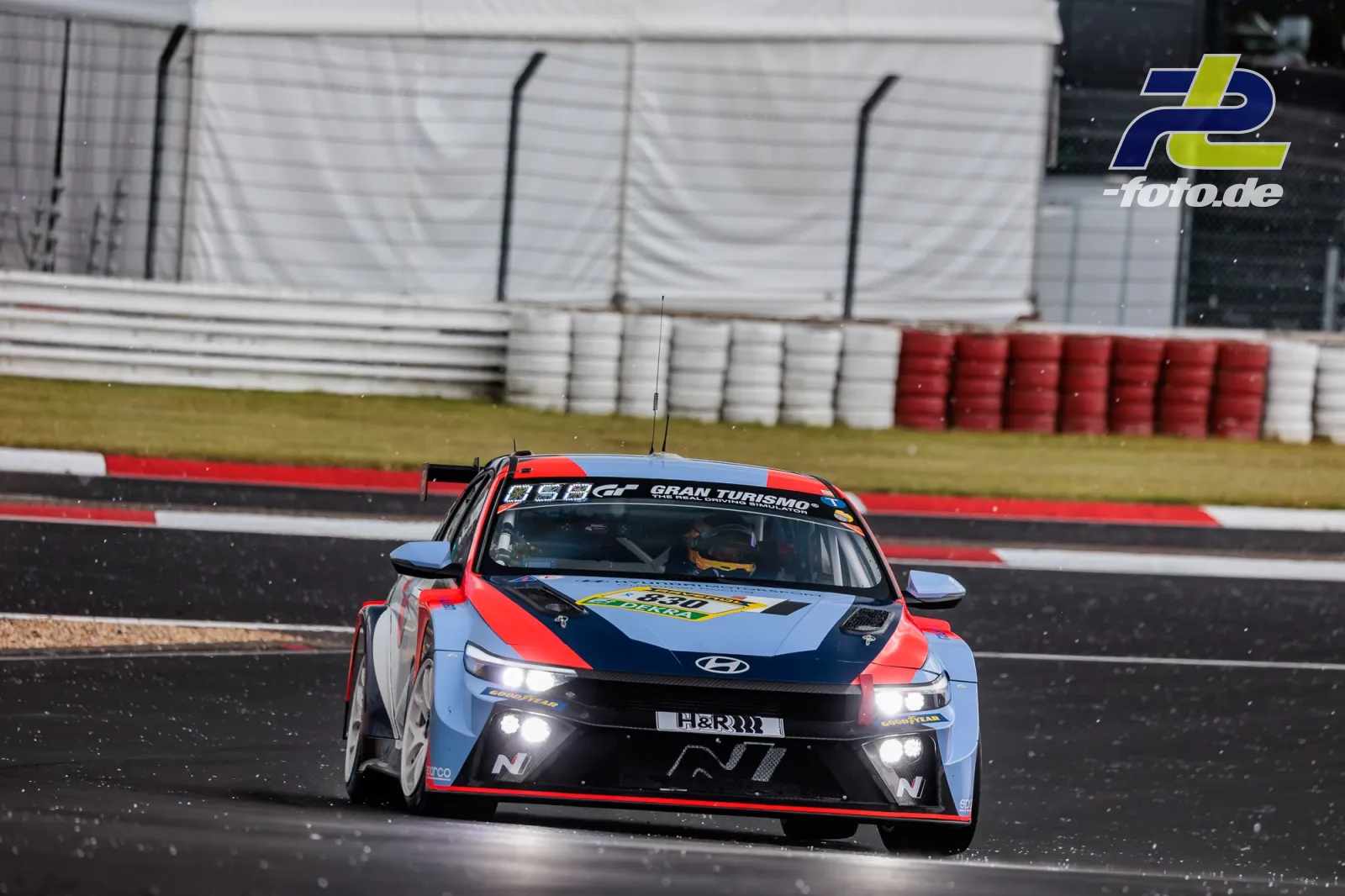 Hyundai Elantra N TCR Startnummer 830 von Hyundai Motorsport N in Frontansicht während des ersten Qualifyings zum 24h-Rennen am Nürburgring.