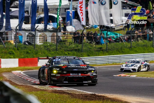 Ein Ford Mustang GT vor einem Porsche auf der Nordschleife während des 24h-Rennens am Nürburgring.