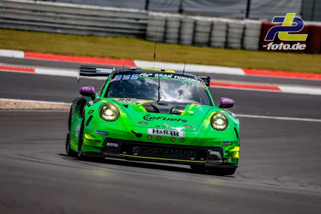 Grüner Porsche 911 GT3 R mit neongelben Akzenten während des Qualifyings auf dem Nürburgring.