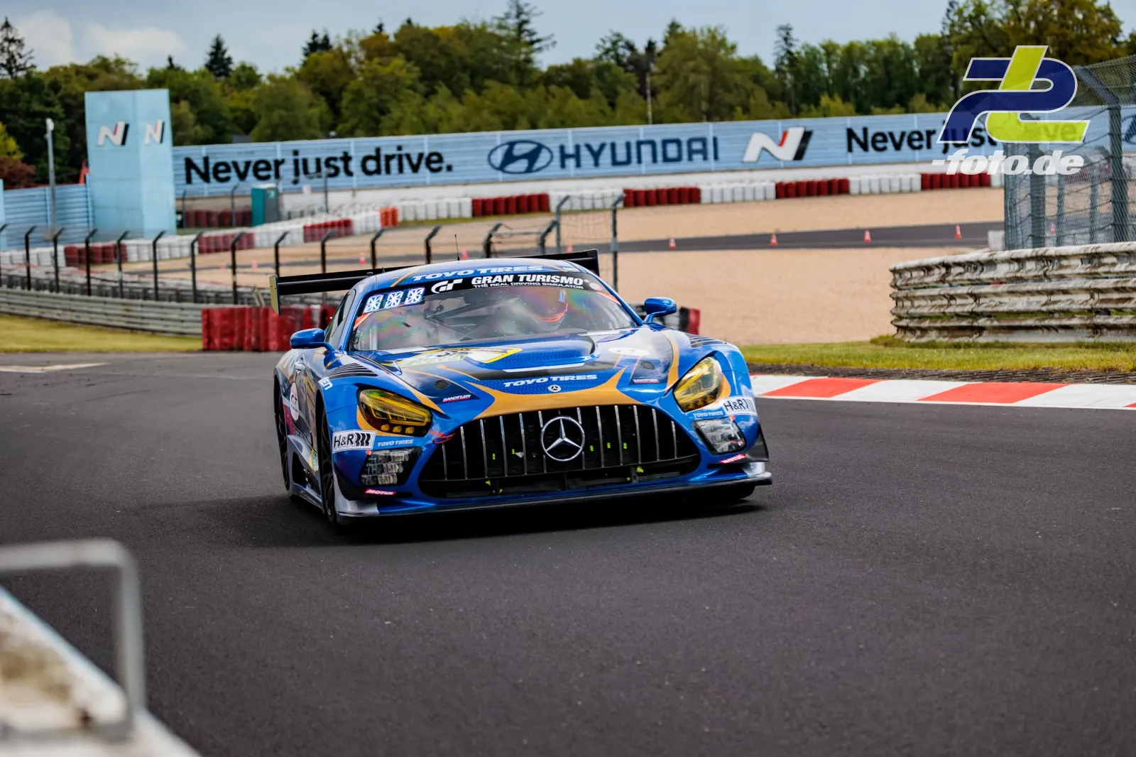 Mercedes-AMG GT3 in blau-oranger Lackierung auf der Nordschleife während des Qualifyings beim 24h-Rennen Nürburgring.