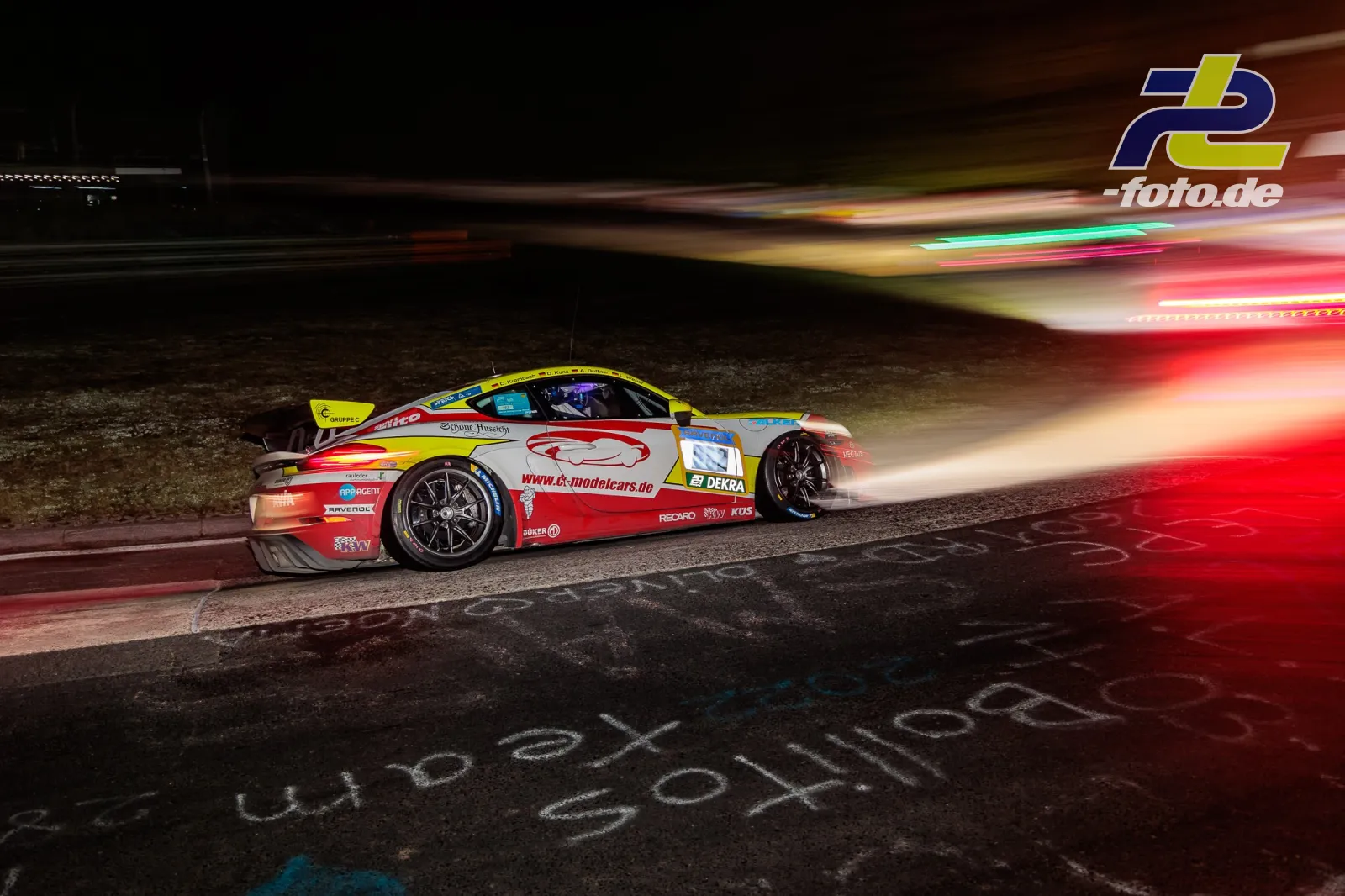 Porsche 718 Cayman GT4 Clubsport bei Nacht auf der Nordschleife während des 24h-Rennens, Langzeitbelichtung mit Lichtspuren