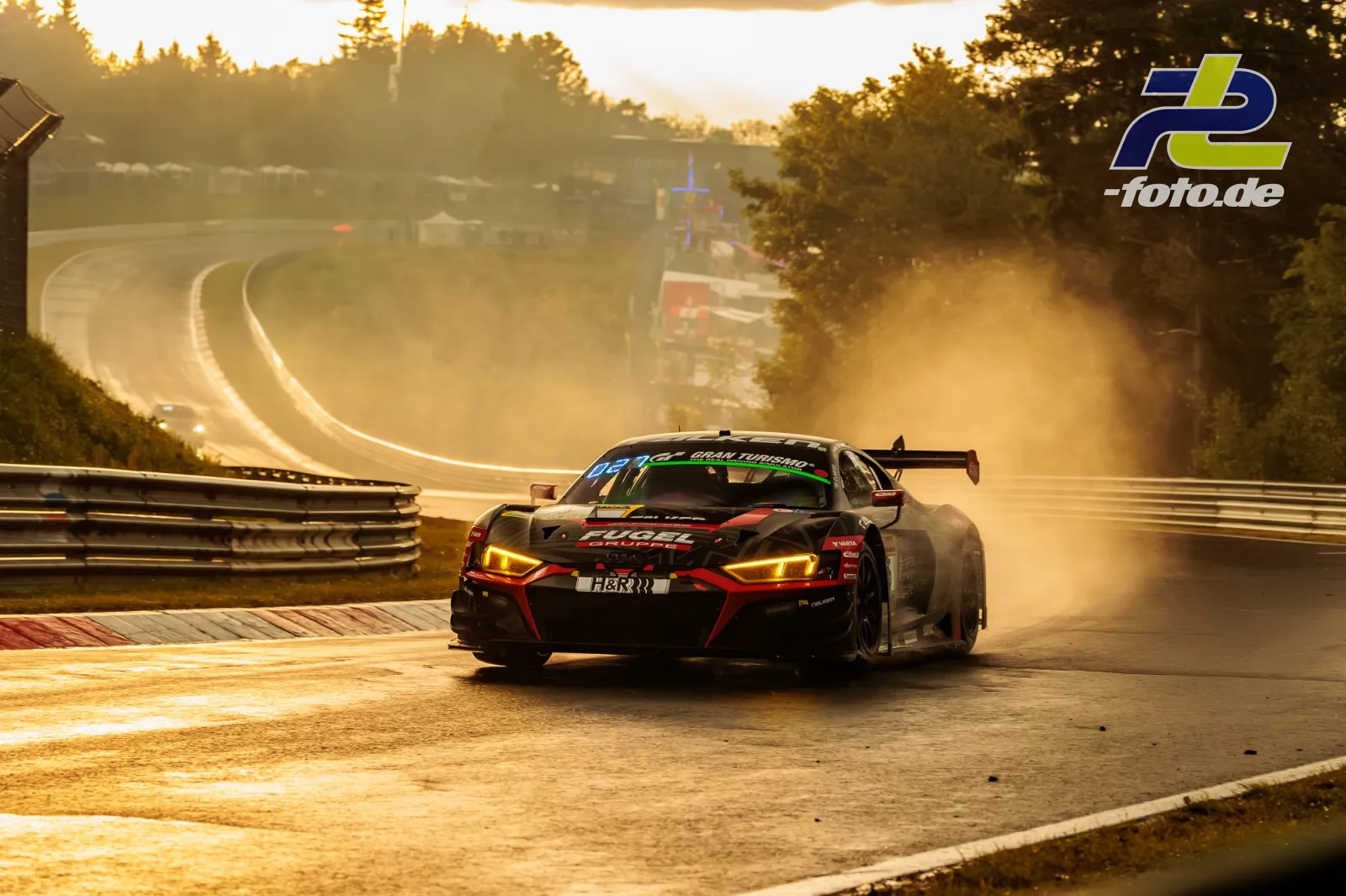 Audi R8 LMS GT3 auf nasser Strecke im Gegenlicht am Nürburgring während der 24h-Qualifikation