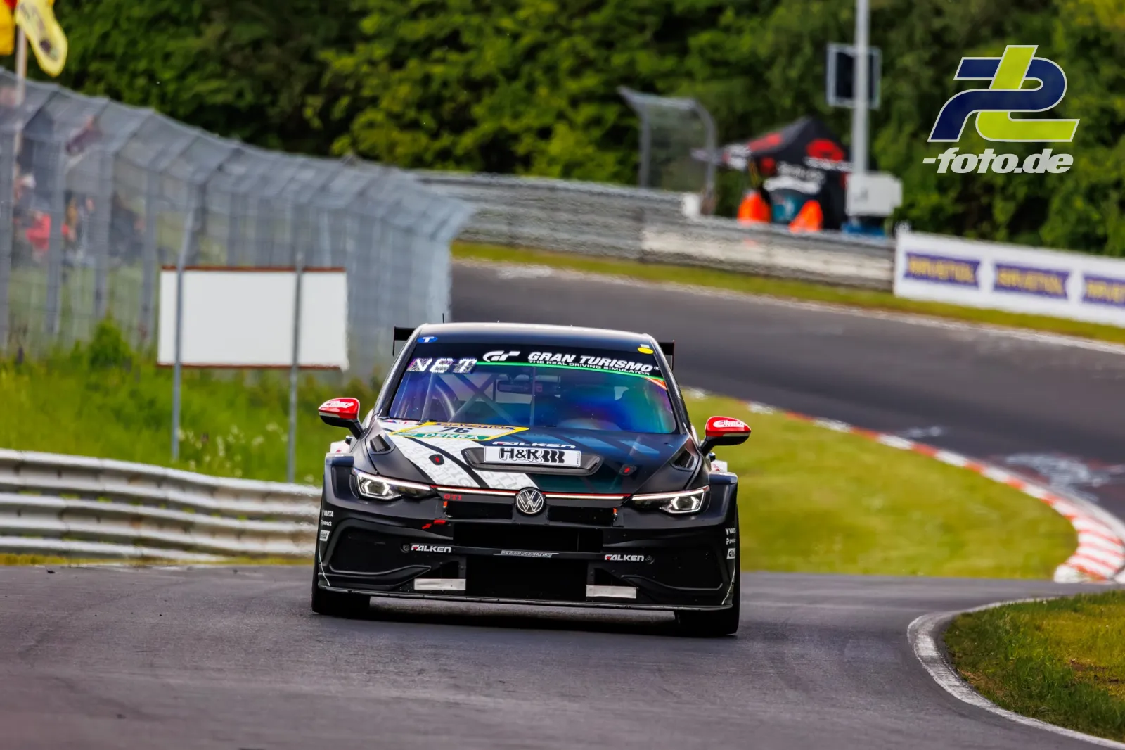 VW Golf mit Gran Turismo-Lackierung auf der Nürburgring-Nordschleife während des Qualifyings zum ADAC RAVENOL 24h-Rennen.