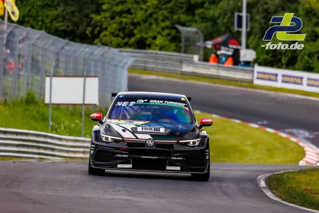 VW Golf mit Gran Turismo-Lackierung auf der Nürburgring-Nordschleife während des Qualifyings zum ADAC RAVENOL 24h-Rennen.