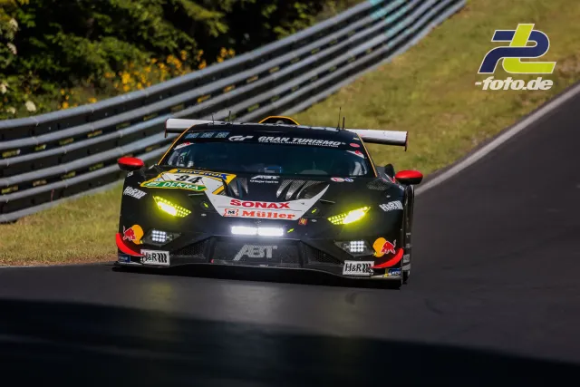 Lamborghini Huracán GT3 EVO auf der Nordschleife des Nürburgrings während des 24h-Rennens.