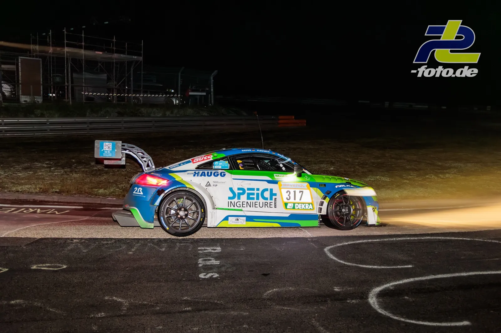 Audi TT RS TCR #317 mit Flammen aus dem Auspuff bei Nachtausfahrt auf dem Nürburgring während des 24h-Rennens.