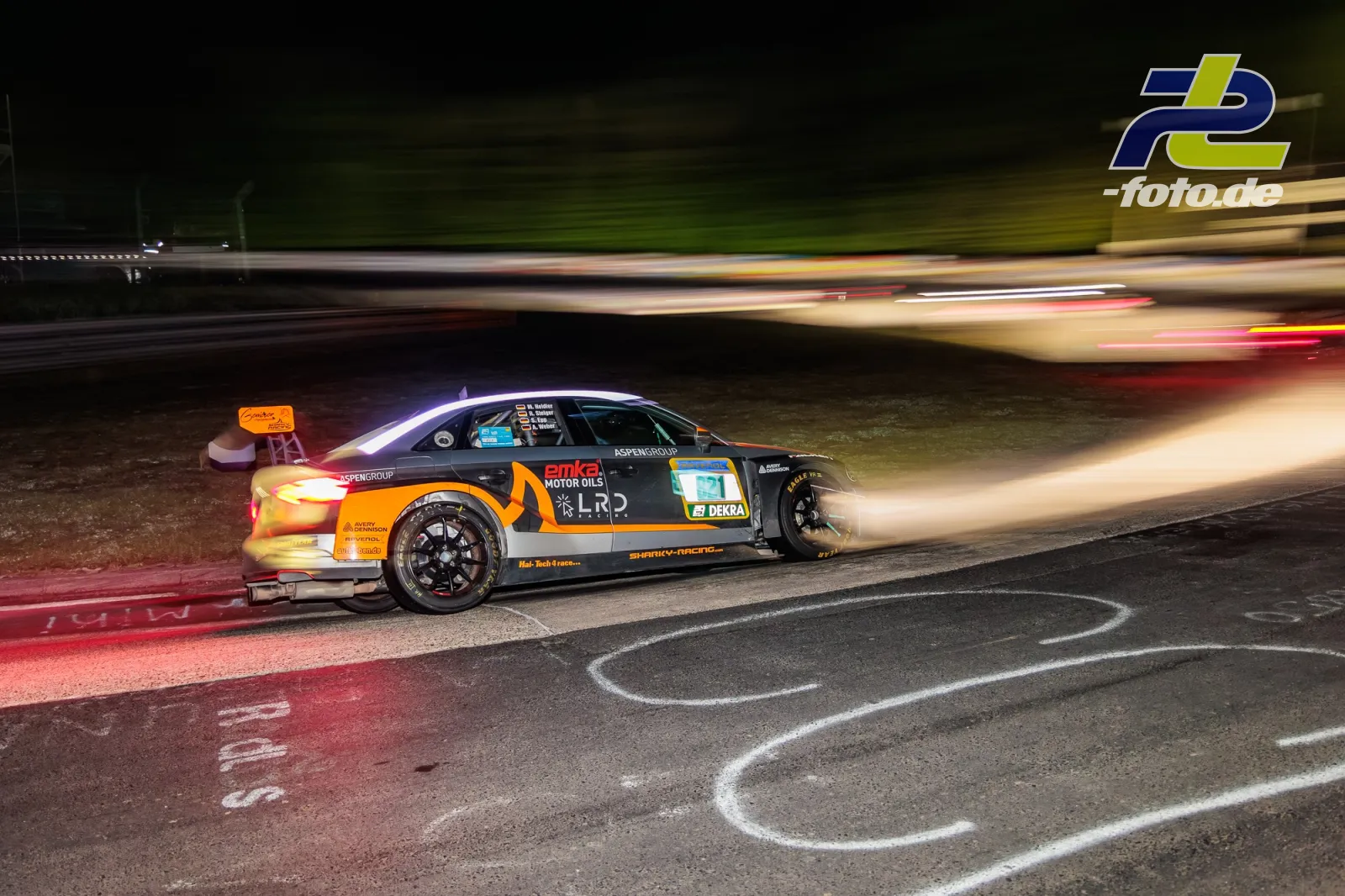 Audi RS3 LMS DSG in der Nacht auf der Nordschleife beim 24h-Rennen am Nürburgring, aufgenommen als Mitzieher mit Bewegungsunschärfe.