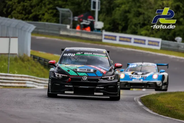 VW Golf und Porsche 911 im Qualifying auf der Nordschleife, Gran Turismo-Serie, beide Fahrzeuge in Fahrt durch eine Waldpassage