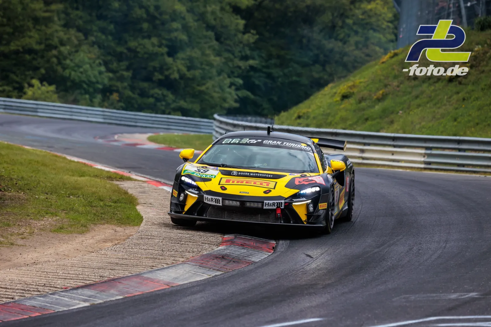 McLaren Artura Trophy Evo in gelb-schwarzer Lackierung auf der Nordschleife beim 24h-Rennen am Nürburgring.