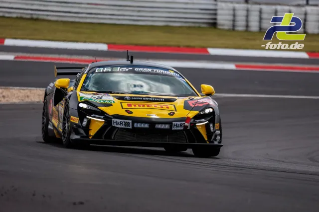 McLaren Artura GT4 mit Pirelli-Lackierung in Gelb-Schwarz während des Qualifyings zum 24h-Rennen Nürburgring.