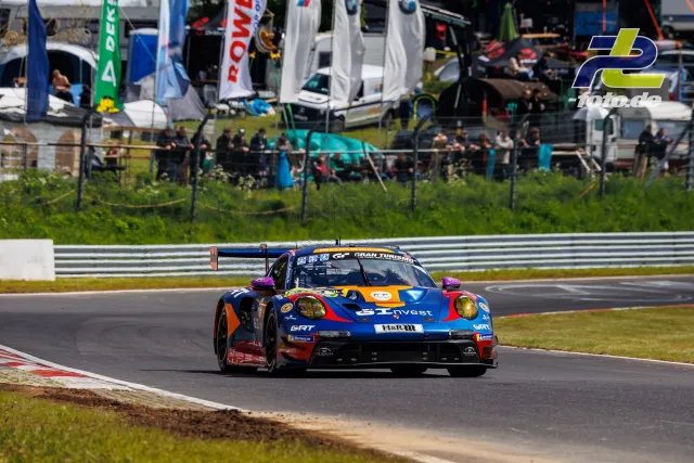 Porsche 911 GT3 R in blau-orange-roter Lackierung auf der Nordschleife während des Qualifyings zum 24h-Rennen Nürburgring.