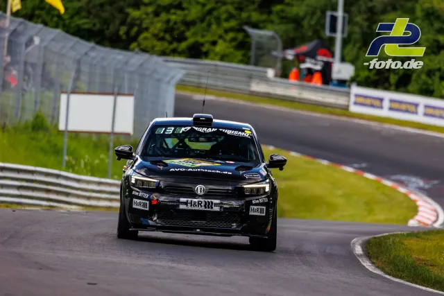Schwarzer Opel Astra in Kurve auf der Nordschleife beim Qualifying zum 24h-Rennen Nürburgring