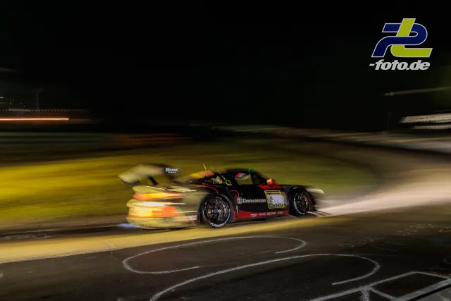 Porsche 911 GT3 Cup mit Startnummer 900 bei Nachtfahrt auf dem Nürburgring, fotografiert als dynamischer Mitzieher.
