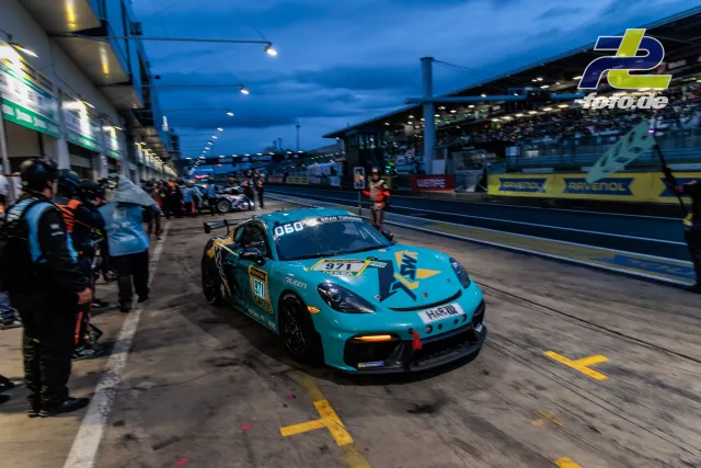 Porsche Cayman verlässt nachts die Boxengasse beim 24h-Rennen am Nürburgring.