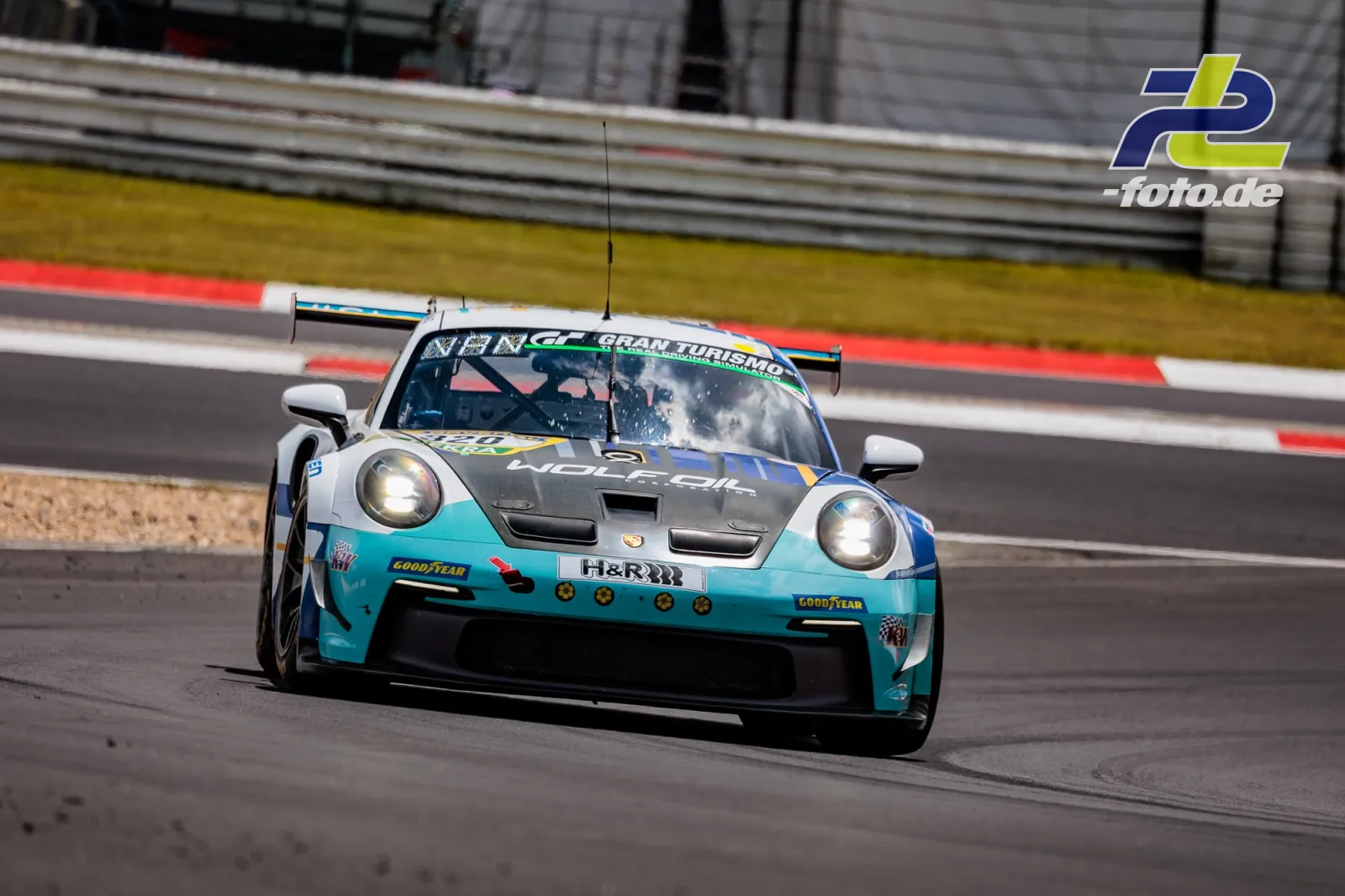Porsche 911 GT3 Cup in türkis-grauer Lackierung auf der Nordschleife während des Qualifyings zum 24h-Rennen am Nürburgring.